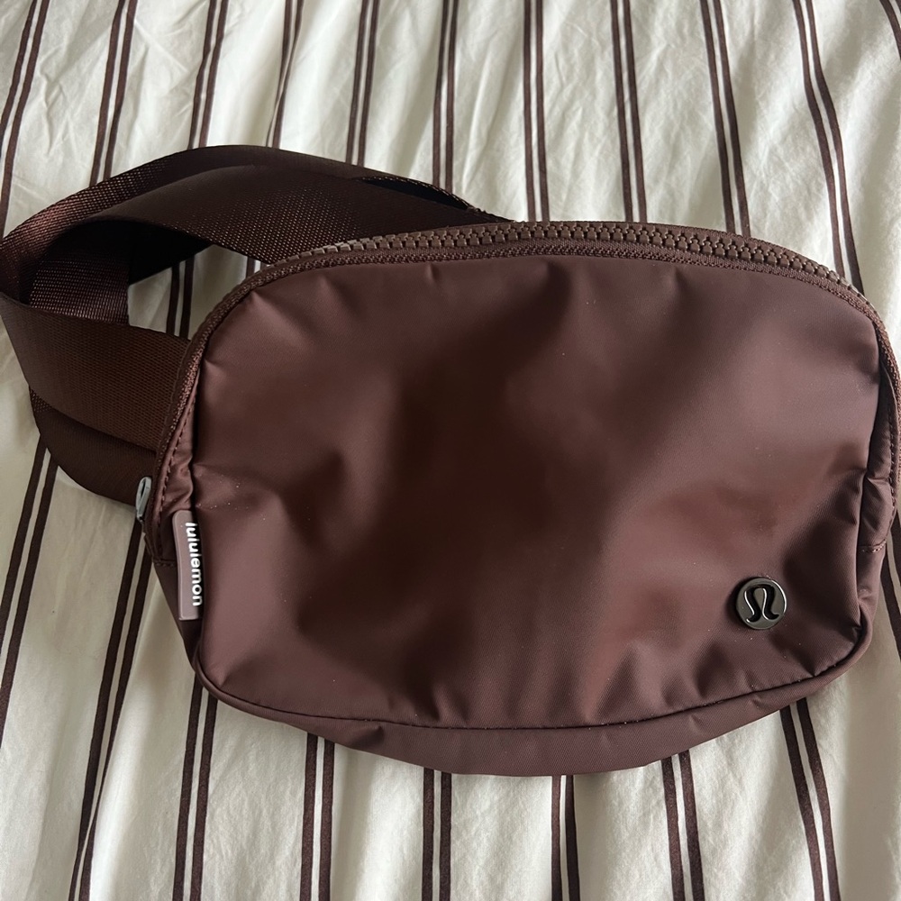 lululemon athletica Everyday Belt Bag (Mocha)